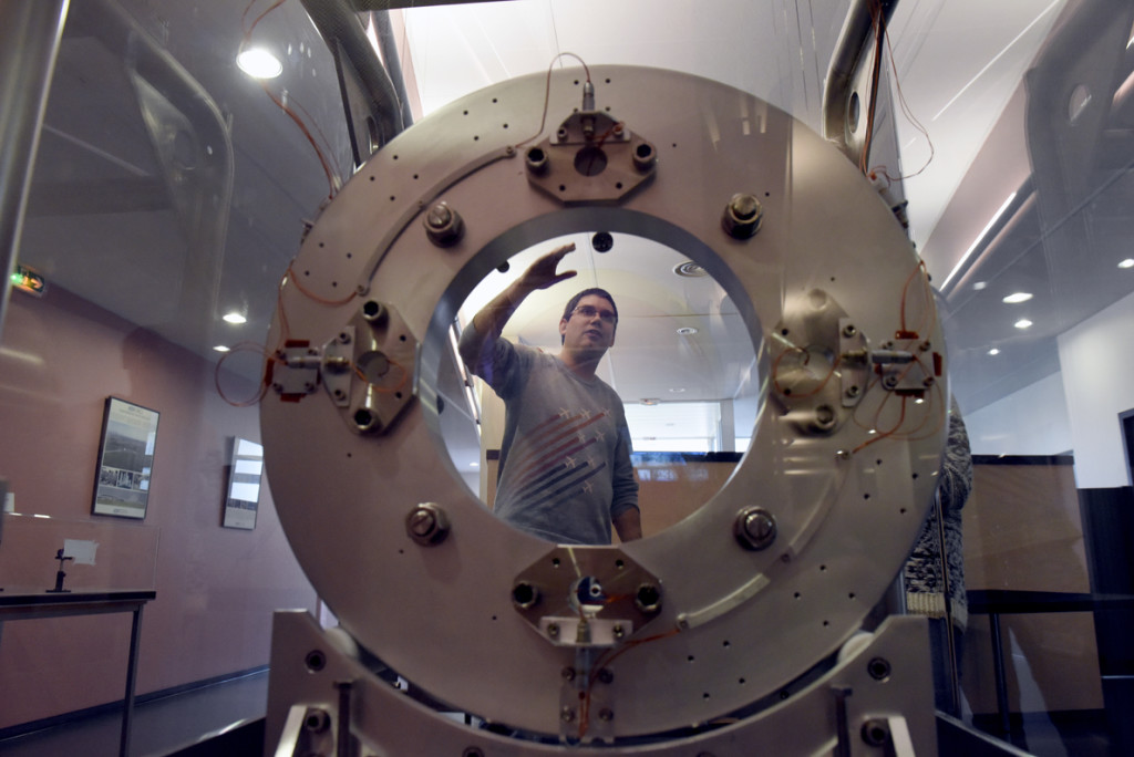 Vue arrière d’un miroir de grande dimension traité au LMA et utilisé dans une première version du détecteur d’ondes gravitationnelles Virgo © Eric Le Roux, Université Claude Bernard Lyon 1