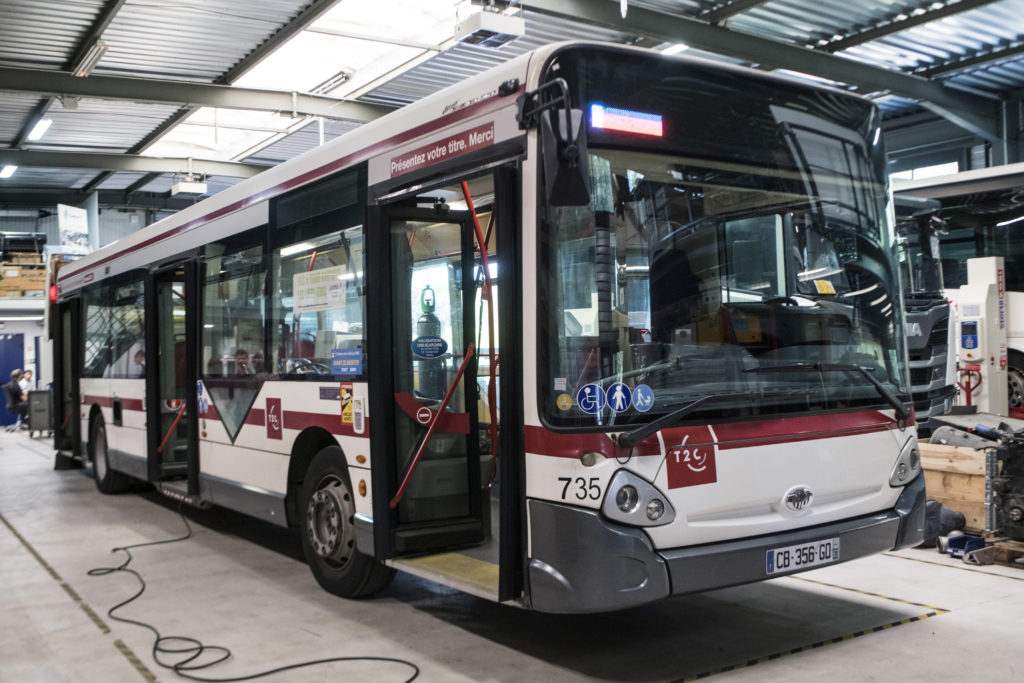 Bus à l'atelier du CRMT - Reportage Sciences pour tous