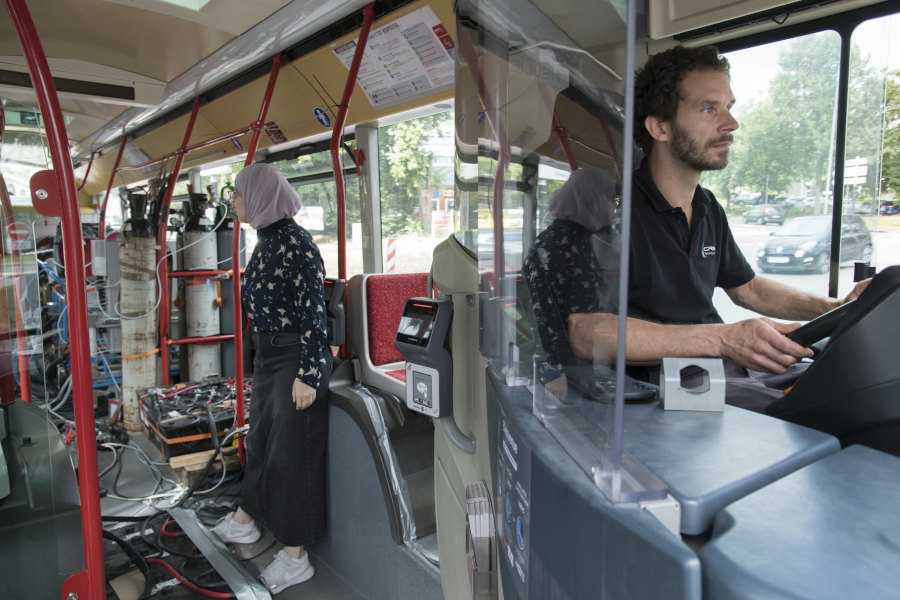 Conduite d'un bus pour mesurer les émissions de particules fines - Reportage Sciences pour tous