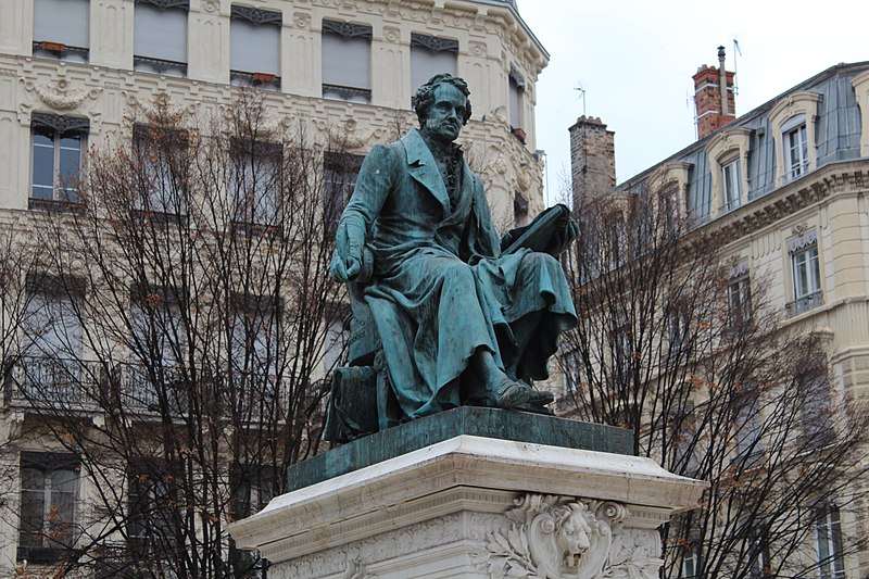 800px-Statue_Ampère_Lyon_1